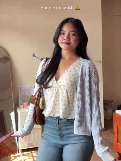 Effortless Campus Chic – Light Cardigan, Floral Top & Classic Blue Jeans Look