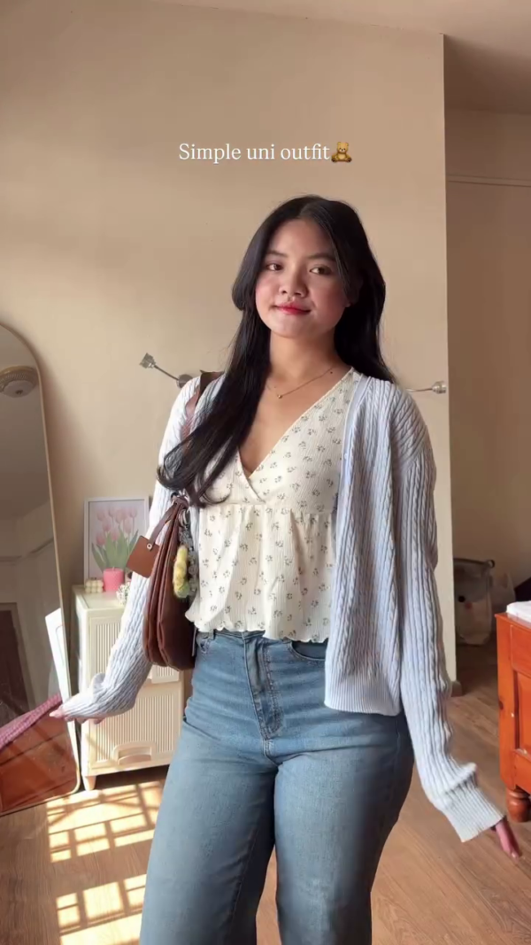 Effortless Campus Chic – Light Cardigan, Floral Top & Classic Blue Jeans Look