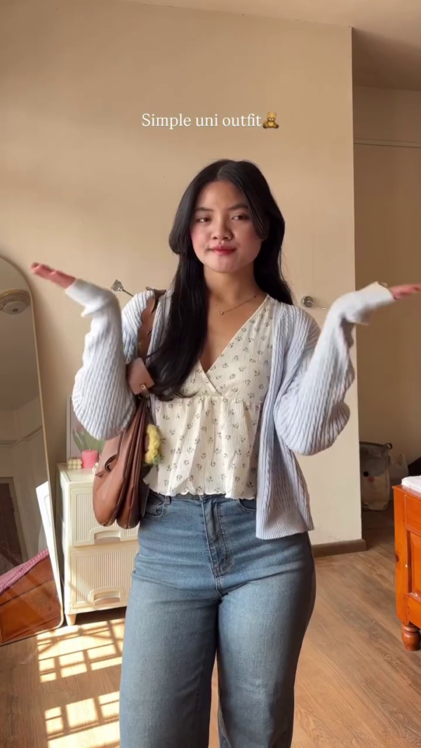 Effortless Campus Chic – Light Cardigan, Floral Top & Classic Blue Jeans Look