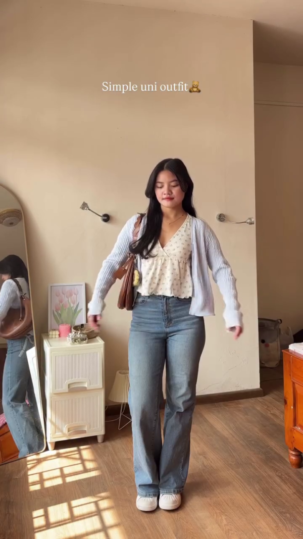 Effortless Campus Chic – Light Cardigan, Floral Top & Classic Blue Jeans Look