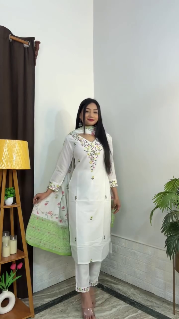 🤍 Ivory Classic Kurta Set with Ombre Chiffon Dupatta