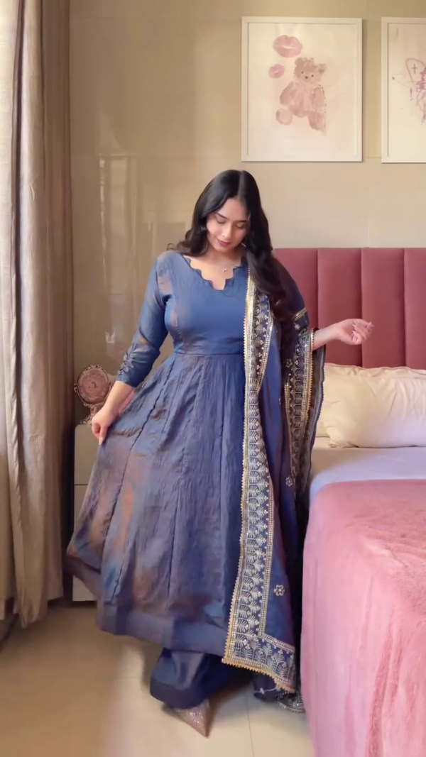 💙 Royal Blue Velvet Embellished Kurta Set