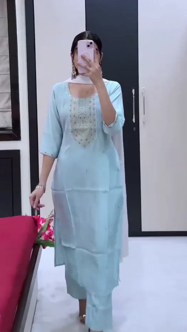 Graceful Grey Embroidered Kurta Set with Dupatta – Timeless Ethnic Elegance