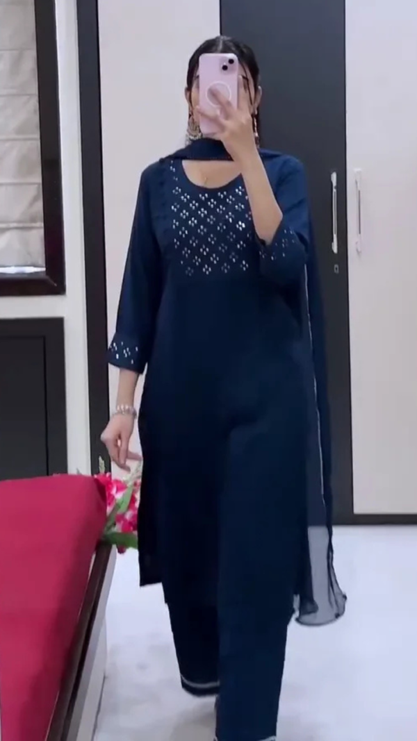 Graceful Grey Embroidered Kurta Set with Dupatta – Timeless Ethnic Elegance