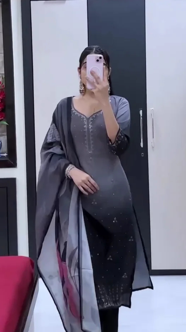 Graceful Grey Embroidered Kurta Set with Dupatta – Timeless Ethnic Elegance